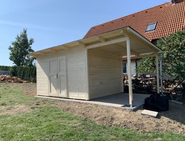 Zahradní domek s pultovou střechou a přístřeškem