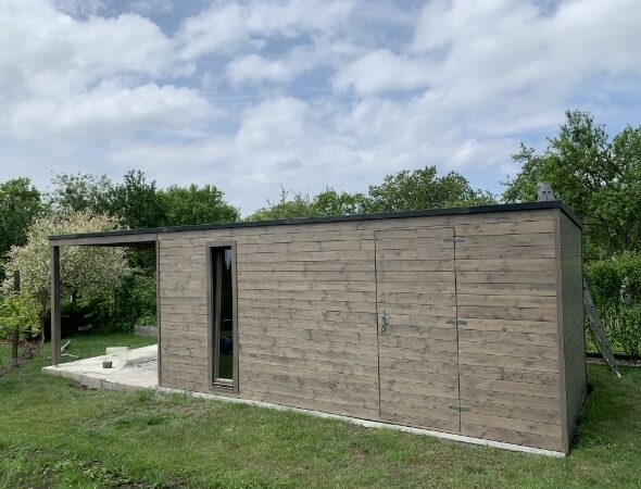 Zahradní domek z modřínového dřeva s plochou střechou a přístřeškem